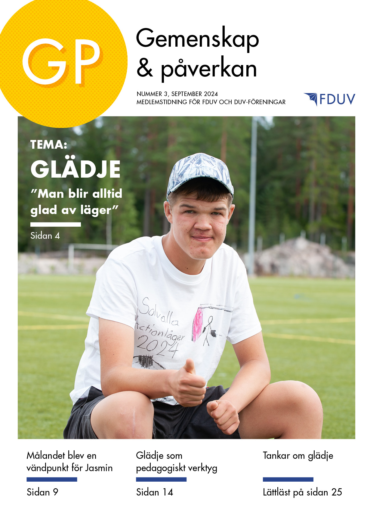 GP 3 2024 med temat glädje - på pärmen en kille i vit t-shirt och keps som håller tummen uppe och citatet "Man blir alltid glad av läger".