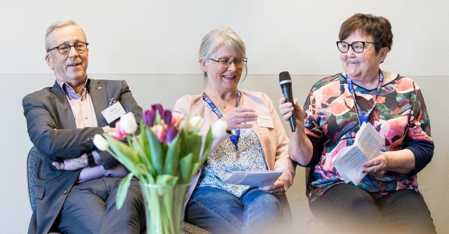 Pehr Löv, Christina Mannfolm och Christina Omars sitter bredvid varandra och skrattar.